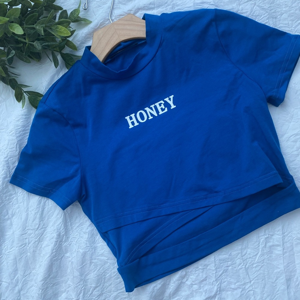 SHEIN Cross Wrap Honey Graphic Crop Tea, Blue, Medium (6)